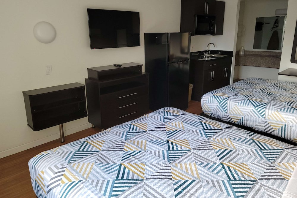 Rodeway Inn & Suites Thousand Palms Rancho Mirage - photo 21