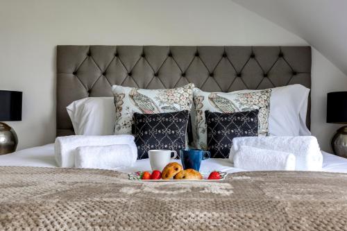 Wisteria Apt Spacious 3BR & Balcony — 4-Star Luxury Hotel in London, United Kingdom