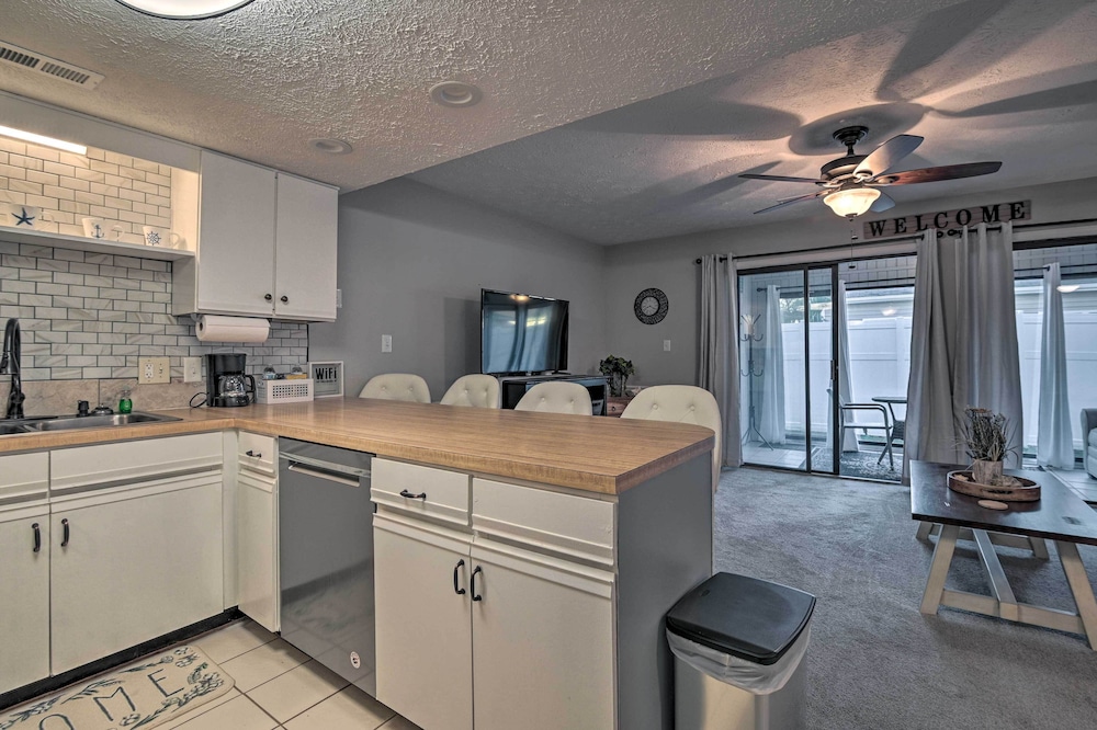 2 Mi To Surfside Beach Condo with Community Pool — 4-Star Luxury Hotel in Surfside Beach, United States