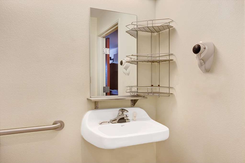 Microtel Inn & Suites by Wyndham Indianapolis Airport - photo 8
