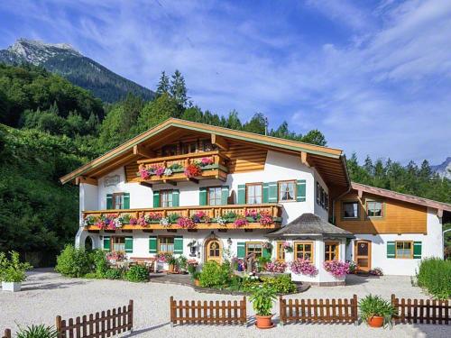 Gästehaus Oslhof Ferienwohnungen — 4-Star Luxury Hotel in Ramsau, Germany
