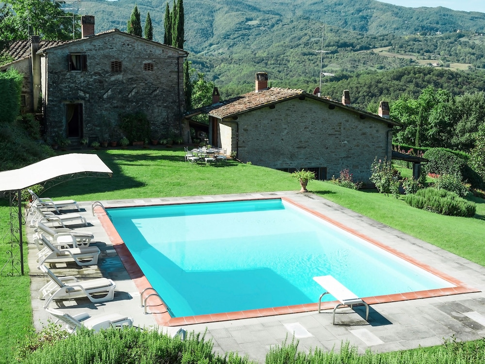 Villa Eleonora — 4-Star Luxury Hotel in Dicomano, Italy