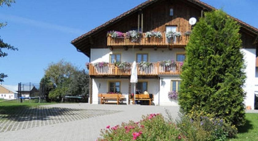 Urlaub auf dem Bauernhof Beim Bergler — hotel in Neureichenau