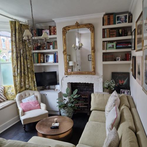 Colourful 2 bed 2 bath Tooting house — 4-Star Luxury Hotel in London, United Kingdom
