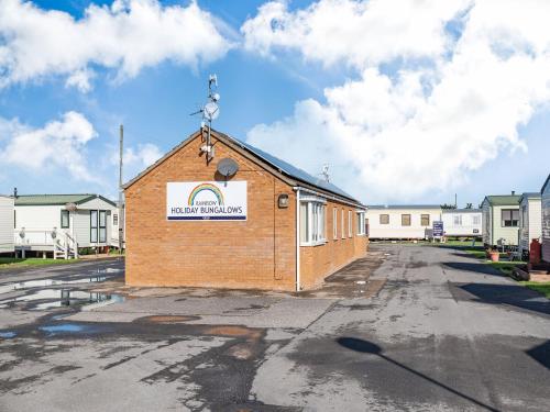 Rainbow Bungalow 2 Uk39810 — 4-Star Luxury Hotel in Chapel Saint Leonards, United Kingdom
