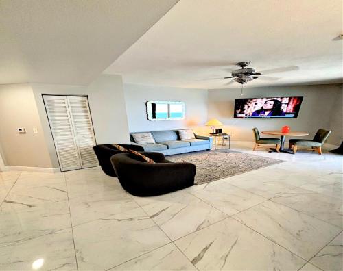 14th Floor 2 BR Resort Condo Direct Oceanfront Wyndham Ocean Walk Resort Daytona Beach 1401 in Daytona Beach, United States