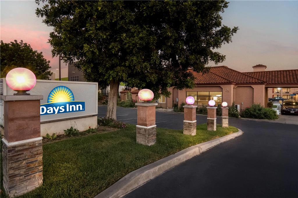 Days Inn by Wyndham Fontana Rialto - photo 9