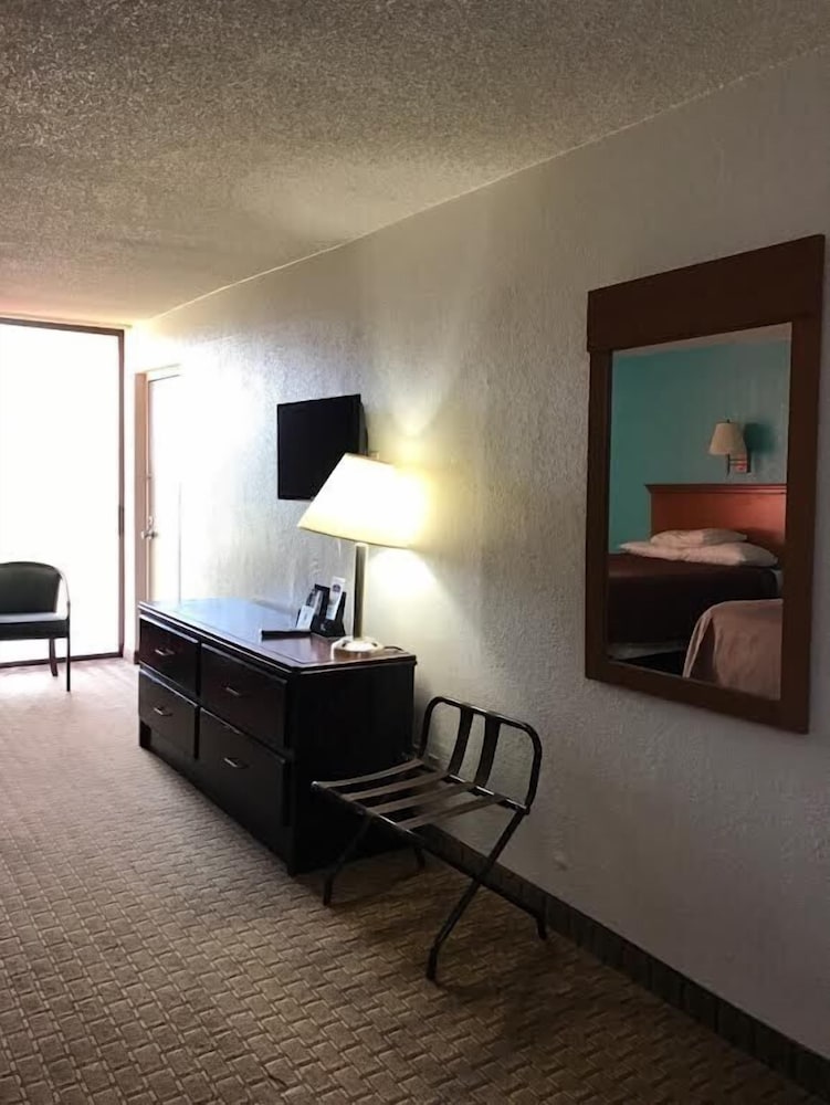 Howard Johnson by Wyndham Winter Haven FL - photo 28