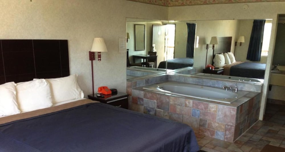 Del Amo Inn - photo 9