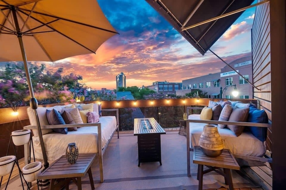 2BR Designer Condo East Downtown Austin — 4-Star Luxury Hotel in Austin, United States