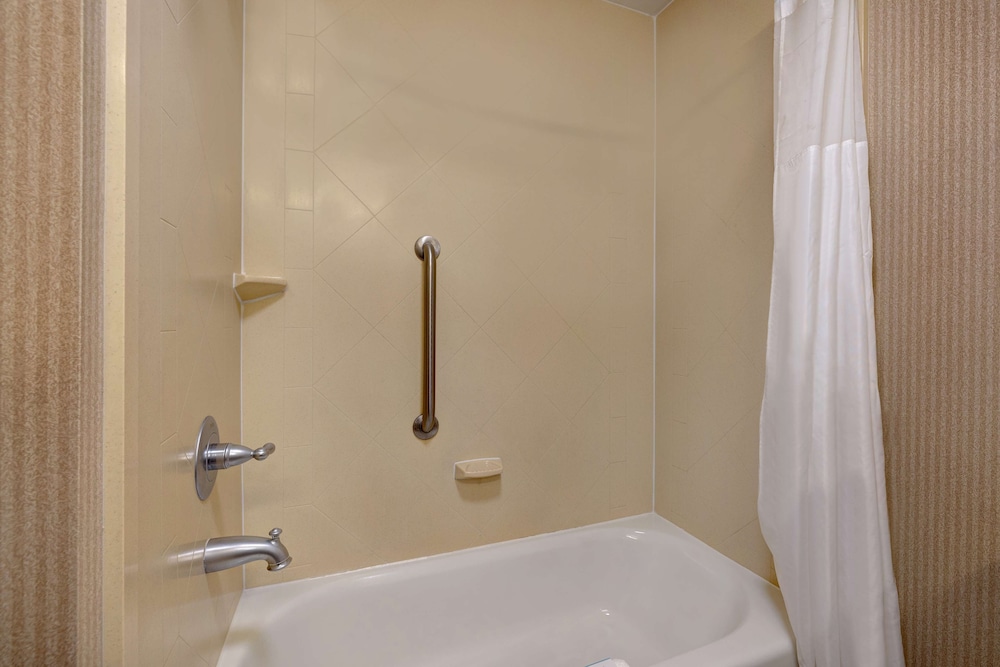 Hampton Inn Victoria - photo 27