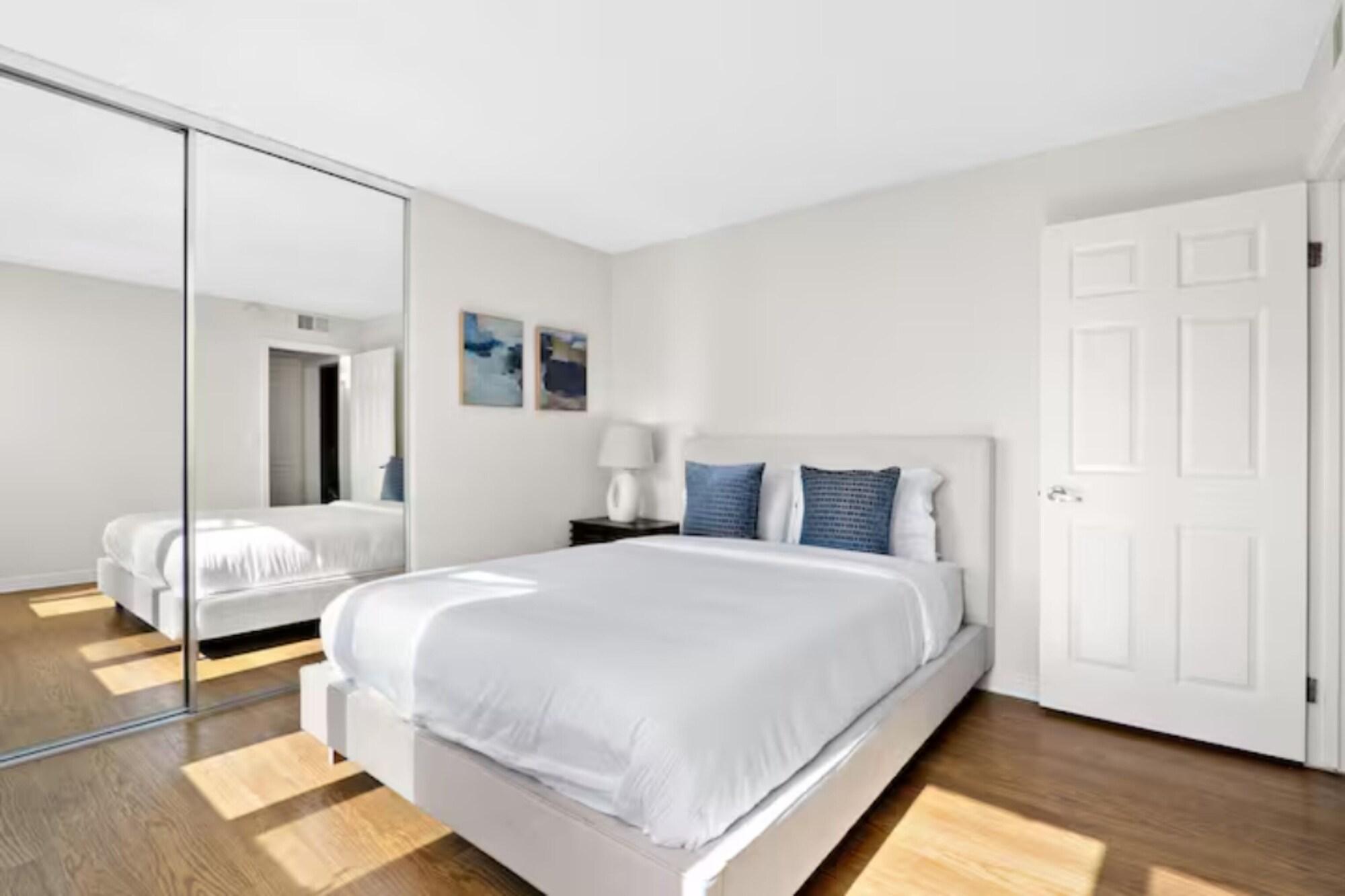 A Symphony of Blue Panoramic Ocean Frontage 3BR Marina Suite — 4-Star Luxury Hotel in Los Angeles, United States
