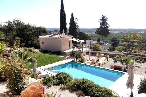 Villa Girassol met zwembad — 4-Star Luxury Hotel in Alcantarilha, Portugal