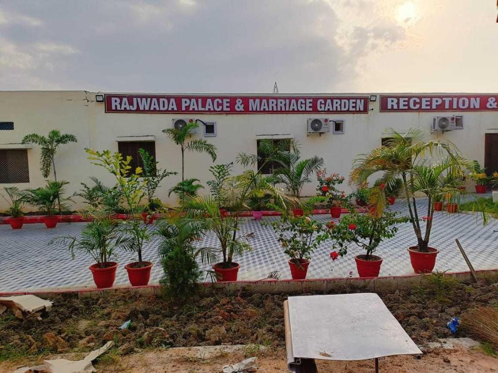 Oyo Rajwada Palace And Marriage Garden — Singrauli