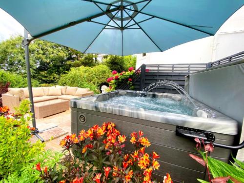 The Town House at Muntham Luxury Holiday Home with Hot Tub — 5-Star Luxury Hotel in Torquay, United Kingdom