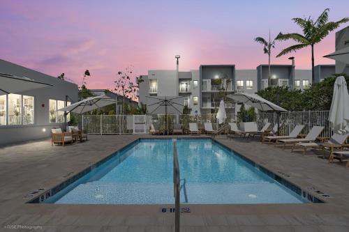 Beachside Bliss 1BR Condo with Pool at Dania Beach — 4-Star Luxury Hotel in Dania Beach, United States