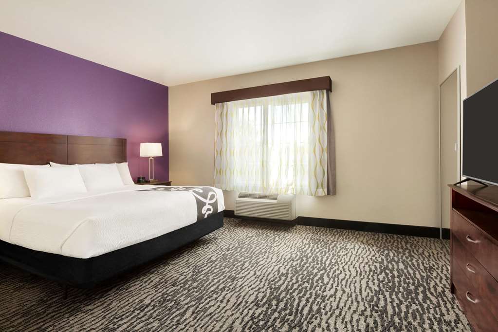 La Quinta Inn & Suites by Wyndham Fresno Northwest - photo 50