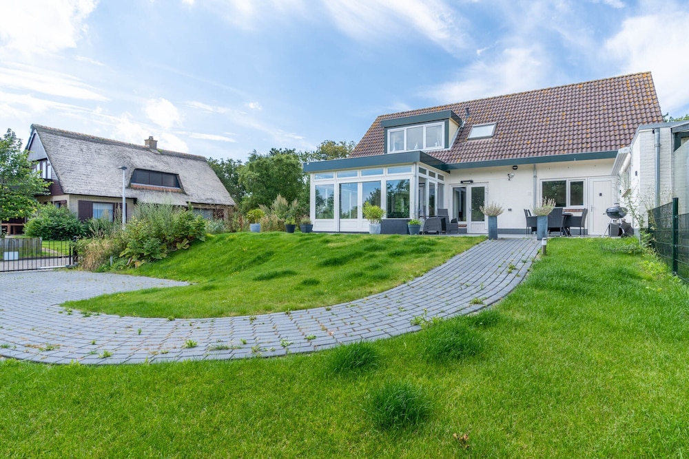 Ruijslaan 69 Huis Ter Duin — 4-Star Luxury Hotel in De Koog, Netherlands