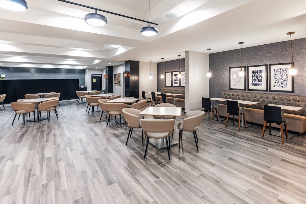 Holiday Inn Hotel & Suites Tulsa South by IHG - photo 28