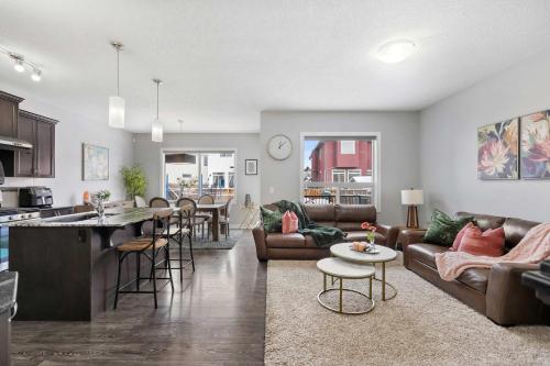 Large Family 4BR w Kid’s Play Den FREE Banff Pass in Calgary, Canada