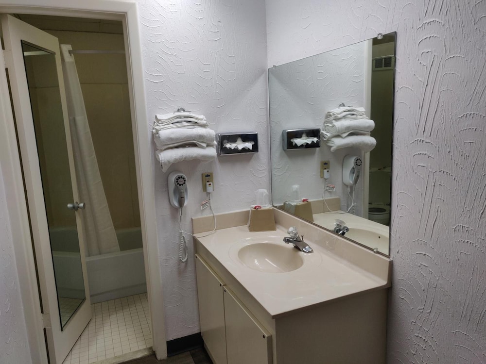 Sprucewood Inn - photo 18