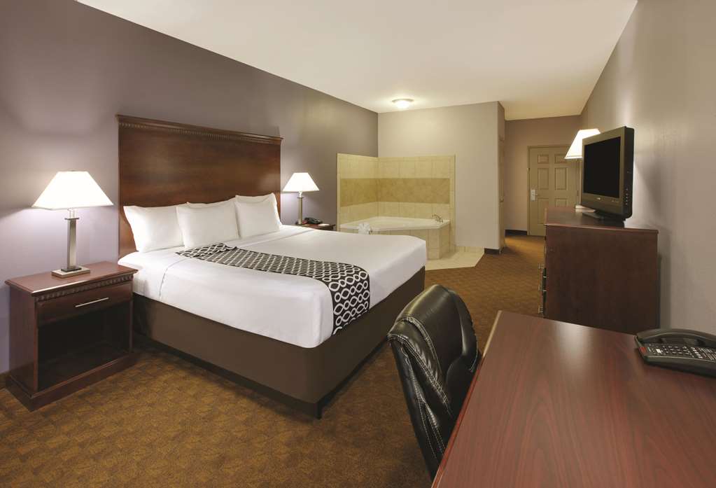 La Quinta Inn & Suites by Wyndham Corsicana - photo 14