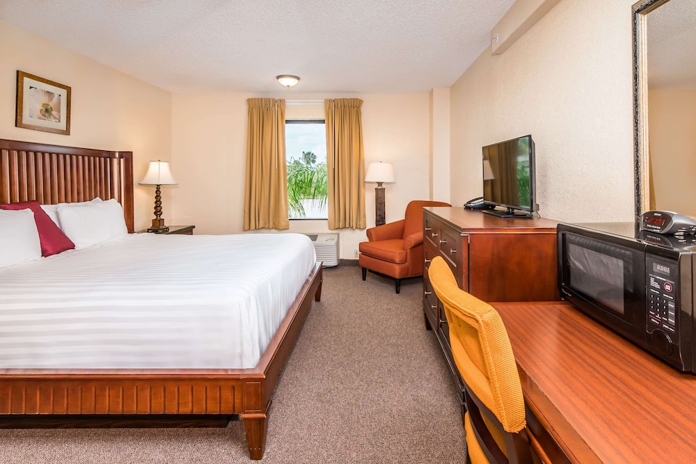 Days Inn & Suites by Wyndham Lake Okeechobee - photo 21