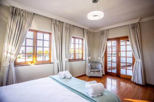 Villa Luisa: Sun filled hidden gem with Pool.