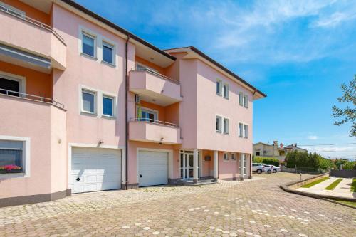 Rooms with a parking space Rijeka 24339 in Rijeka, Croatia