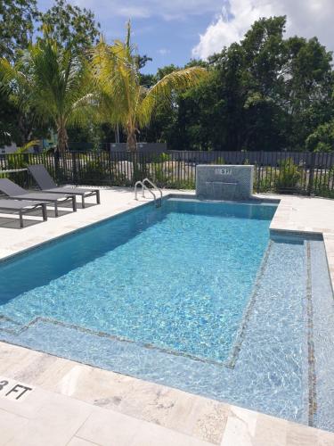 Modern 2 bedroom walking distance to the beach — 4-Star Luxury Hotel in West Bay, Cayman Islands