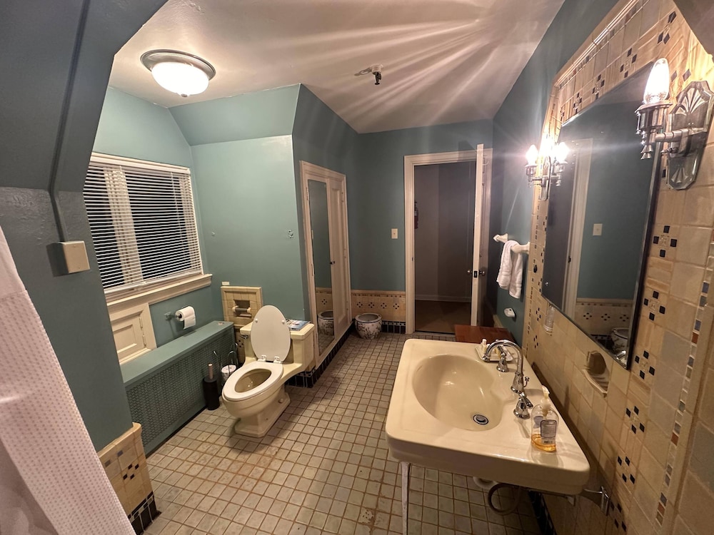 The Oaks B&B Hotel and Spiritual Center - photo 49
