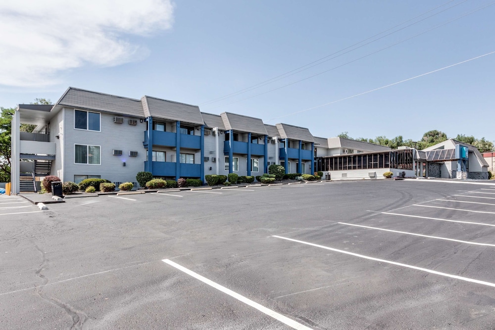 Days Inn & Suites by Wyndham Spokane - photo 31