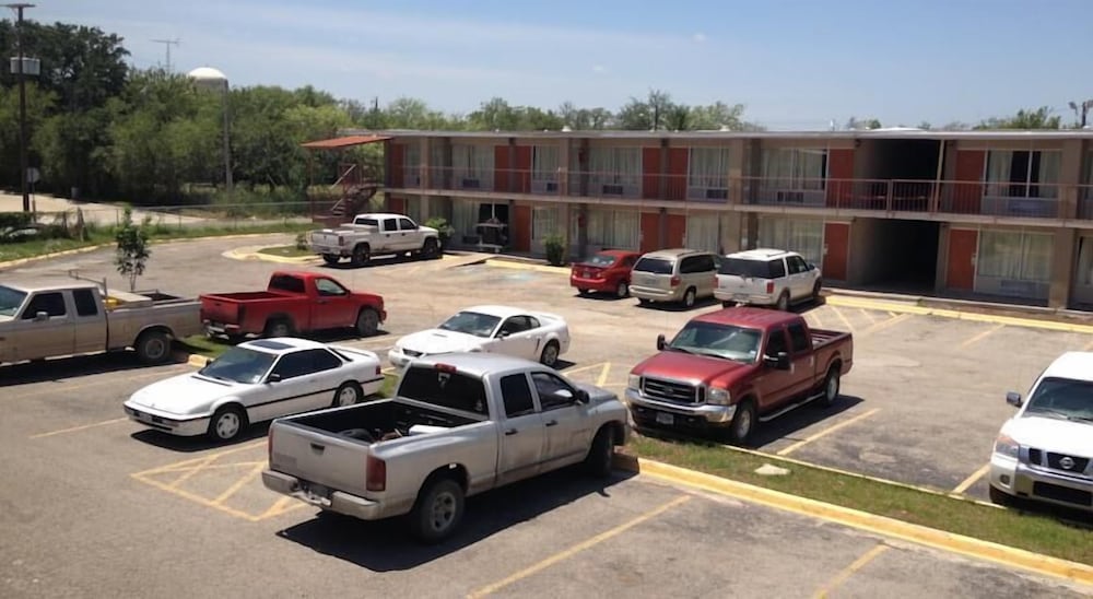 Executive Inn Beeville US 181 By Capital O - photo 12