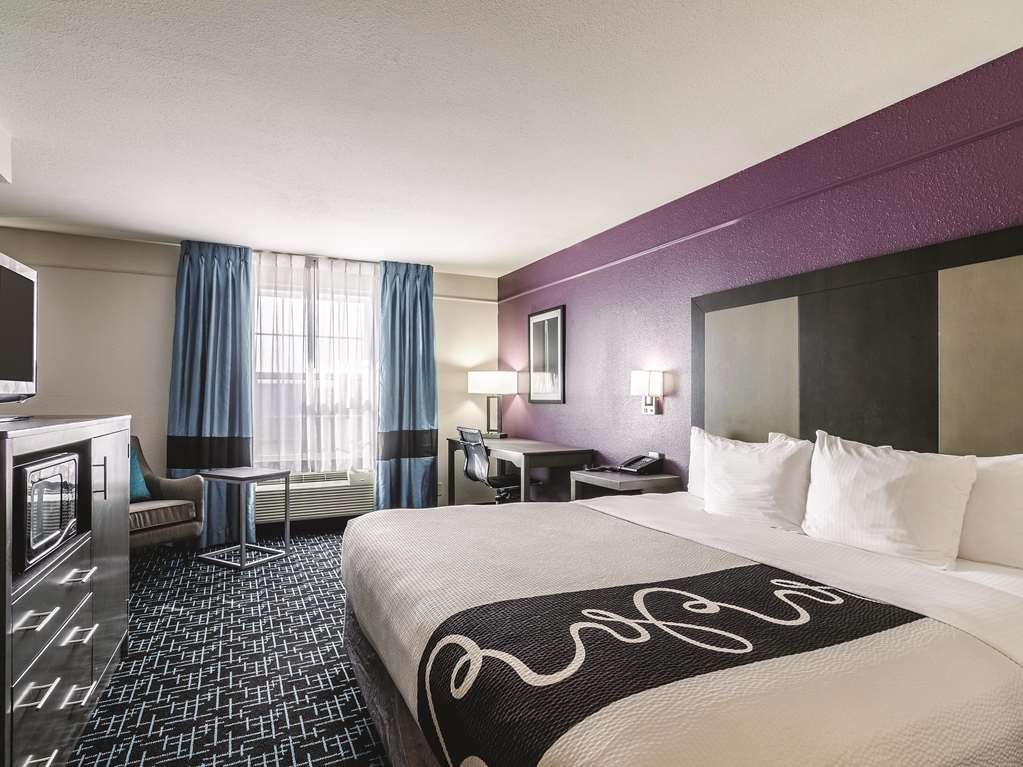 La Quinta Inn & Suites by Wyndham Kansas City Airport - photo 10