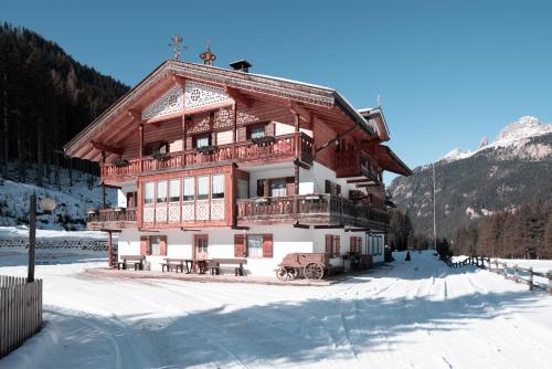 Appartamenti Agriturismo Cèsa Ciasates — 4-Star Luxury Hotel in Canazei, Italy
