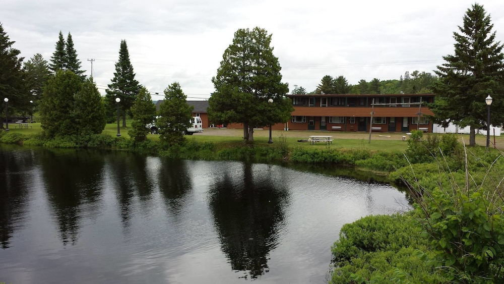 Bear Paw Inn - carbon neutral hotel in Marquette