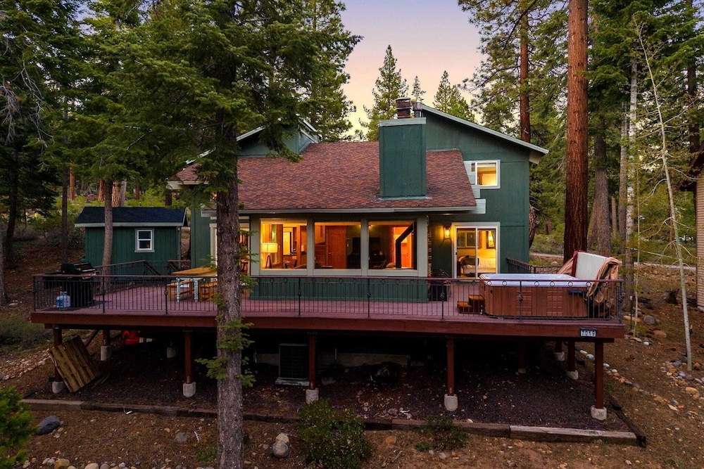 Year round Tahoe Escape With Hot Tub & Outdoor Dining Timberline Haven by Avantstay in Tahoe Vista, United States