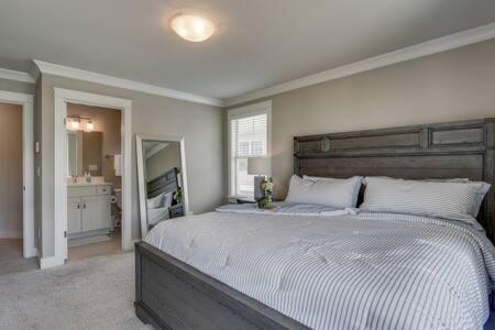 Twin Belmont Homes with 8 King Rooms 4 Living Rooms Sleep Up to 24 Guests Walk to Belmont & Vanderbilt Near Music Row The Gulch & 12 South Smart TVs Parking 24 Hr Hospitality — 4-Star Luxury Hotel in Nashville, United States