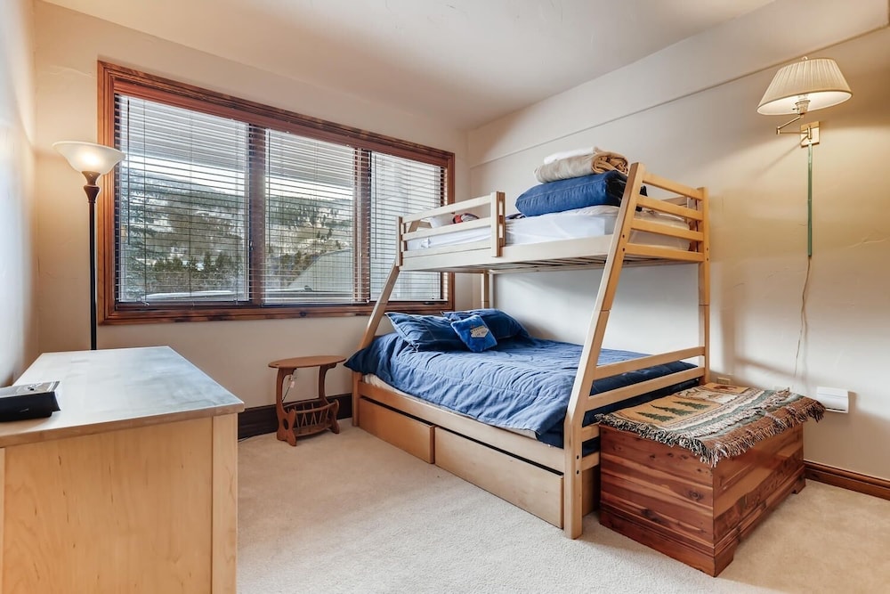 3BR Townhome Walk to Slopes & Kids Ski Free by Redawning - photo 7