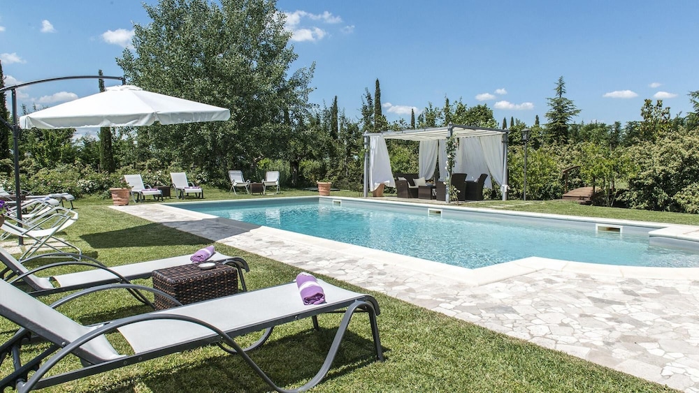 Albachiara 8 Emma Villas — 4-Star Luxury Hotel in Cortona, Italy