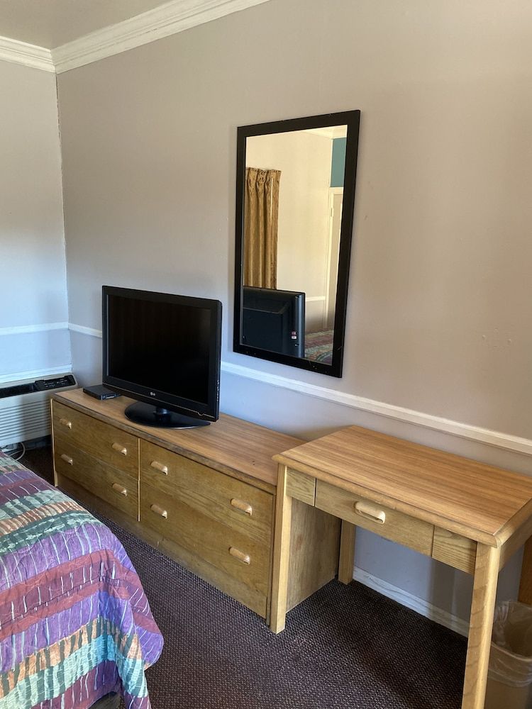 Colonial Manor Motel - photo 12
