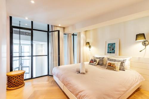 Luxurious modern artsy fully fitted home