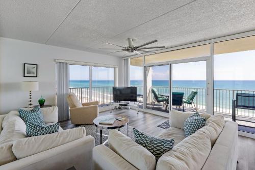 Beautifully decorated oceanfront 33 corner unit in Ocean Condo 401 — 4-Star Luxury Hotel in New Smyrna Beach, United States