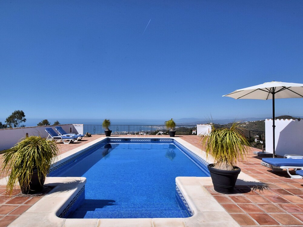 Villa in Sayalonga with Private Pool — 4-Star Luxury Hotel in Sayalonga, Spain