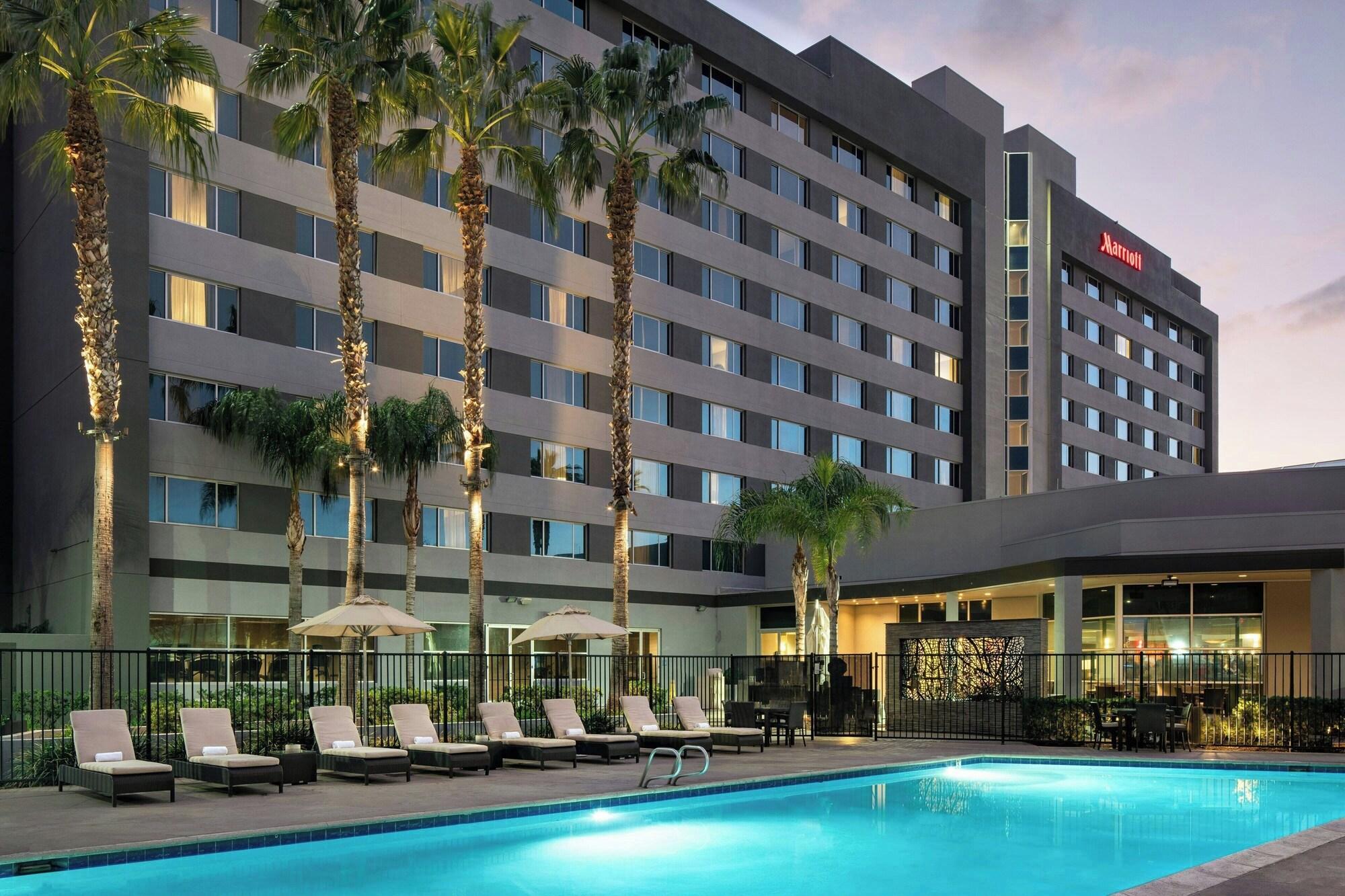 Holiday Inn Select Hotel — Bakersfield