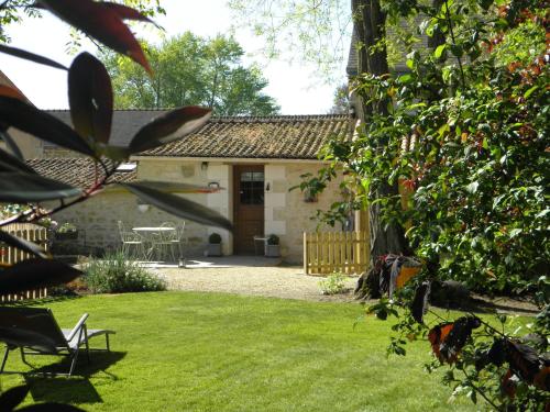 Gites la Ferme du Bellay Cote Jardin in Montreuil-Bellay, France