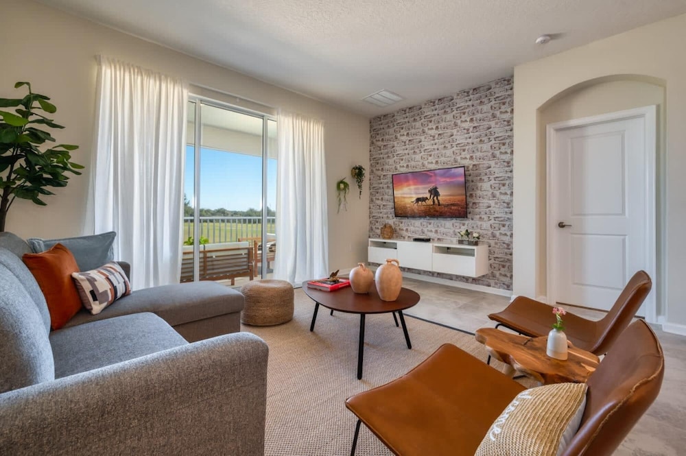 Modern Condo Spacious Layout and Mickey Bedroom — 4-Star Luxury Hotel in Kissimmee, United States