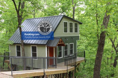 Secluded Treehouse in the Woods Tree Hugger Hideaway — 4-Star Luxury Hotel in Branson, United States