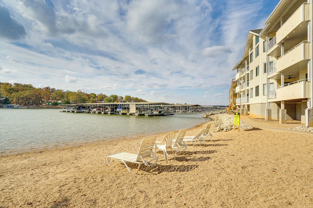 Lakefront Osage Beach Condo w Water view Balcony — 4-Star Luxury Hotel in Osage Beach, United States