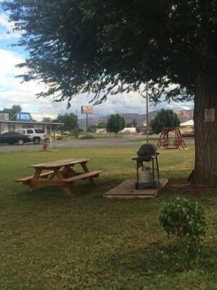 H Motel - photo 23